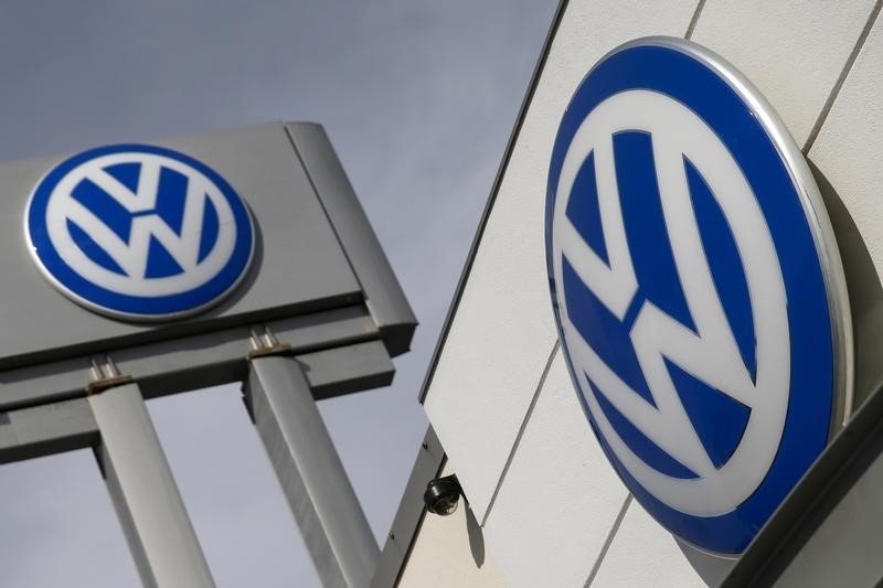 © Reuters. The logos of German carmaker Volkswagen is seen at a VW dealership in the Queens borough of New York 