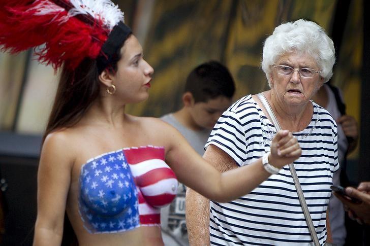 © Reuters. Artista de rua atraindo olhares na Times Square, em Nova York