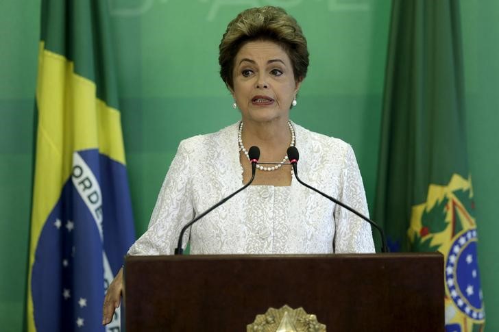 © Reuters. Presidente Dilma Rousseff anuncia reforma ministerial em cerimônia no Planalto