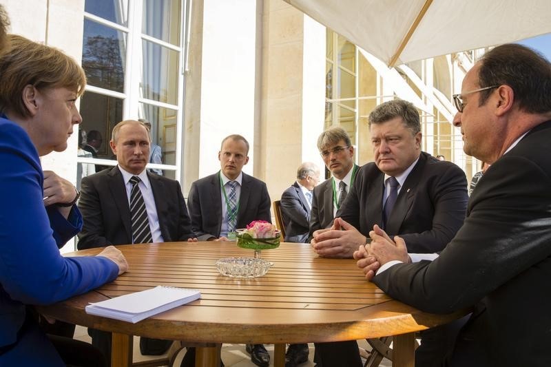 © Reuters. French President Francois Hollande, German Chancellor Angela Merkel, Russian President Vladimir Putin and Ukrainian President Petro Poroshenko attend a meeting in Paris