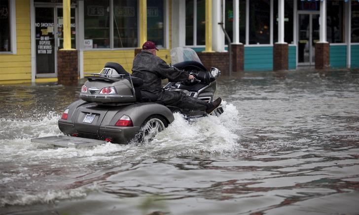 © Reuters. Enchente em Garden City Beach, na Carolina do Sul, com passagem de furacão Joaquin