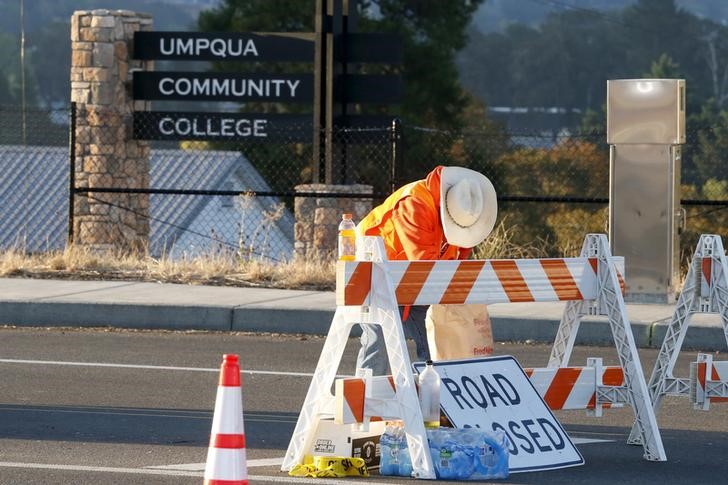 © Reuters. Entrada da Umpqua Community Colleg em Roseburg