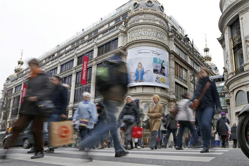 © Reuters. LES COMMERCES POURRONT OUVRIR NEUF DIMANCHES CETTE ANNÉE À PARIS