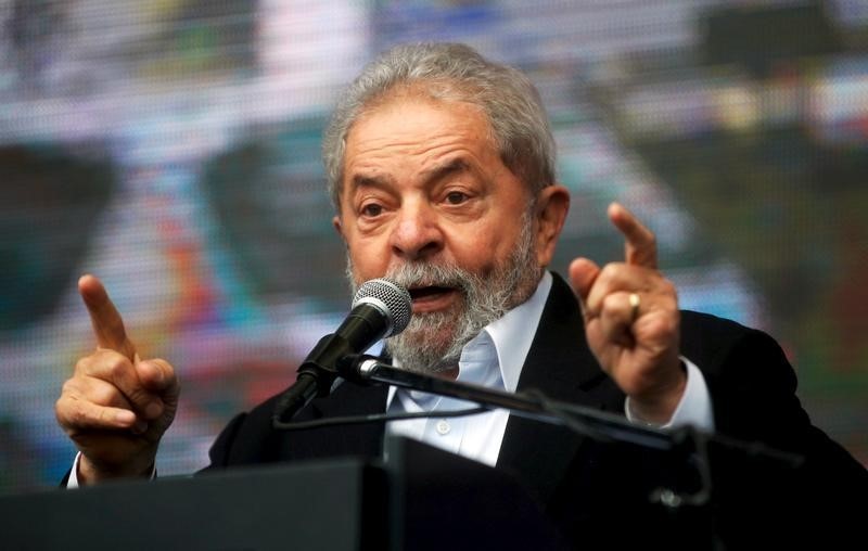 © Reuters. Former Brazilian President Lula da Silva speaks during the inauguration of a hospital care unit in Buenos Aires