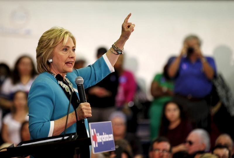 © Reuters. U.S. Democratic presidential candidate Hillary Clinton holds a 'Grassroots' organizational event at Broward State College in Davie