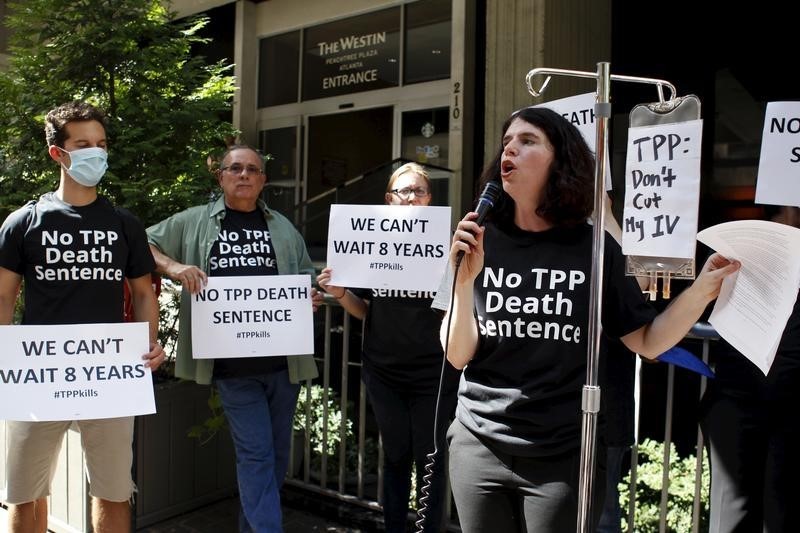 © Reuters. St. Louis speaks during a protest outside the hotel where the Trans-Pacific Partnership Ministerial Meetings are being held in Atlanta