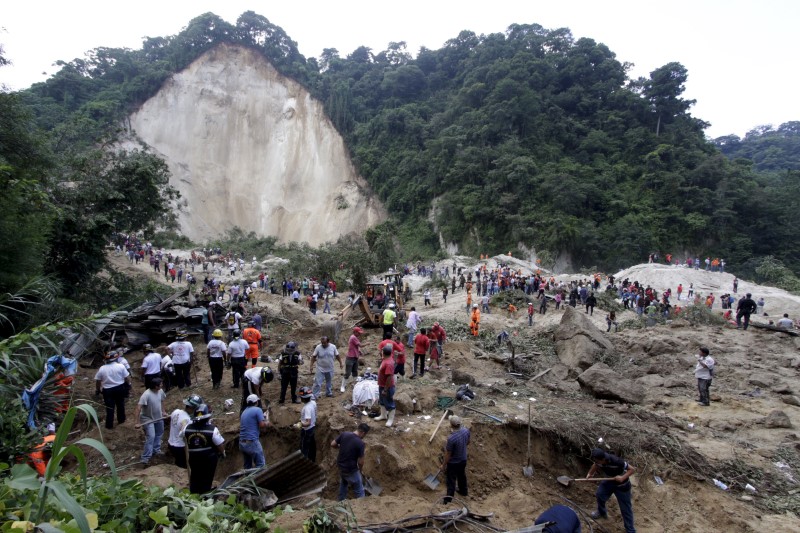 © Reuters. Alud en Guatemala deja al menos 26 muertos, buscan a 600 desaparecidos