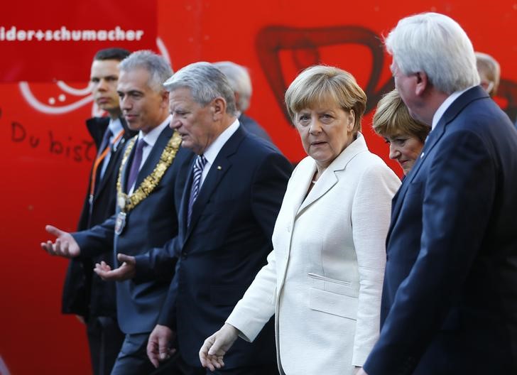 © Reuters. German officials walk to attend a church service marking the 25th anniversary of the reunification of Germany at Paulskirche Church in Frankfurt