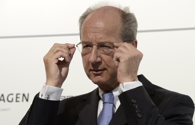 © Reuters. Hans Dieter Poetsch, CFO of German carmaker Volkswagen, adjusts his glasses during a news conference in Wolfsburg
