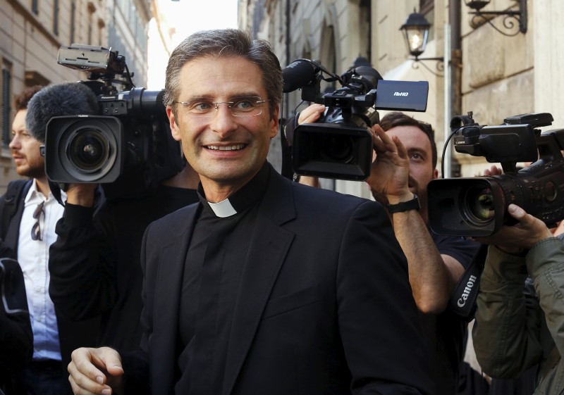 © Reuters. Vaticano remueve de su cargo a sacerdote que se declaró públicamente homosexual
