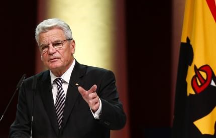 © Reuters. German President Gauck makes a speech during a ceremony in the 'Alte Oper' in Frankfurt