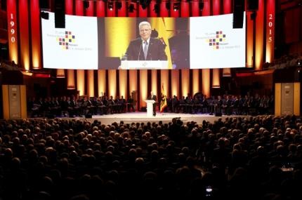 © Reuters. German President Gauck makes a speech during a ceremony in the 'Alte Oper' in Frankfurt