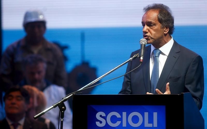 © Reuters. Scioli, Buenos Aires' governor and presidential candidate, as vice-presidential candidate Zannini watches during a campaign rally in Buenos Aires