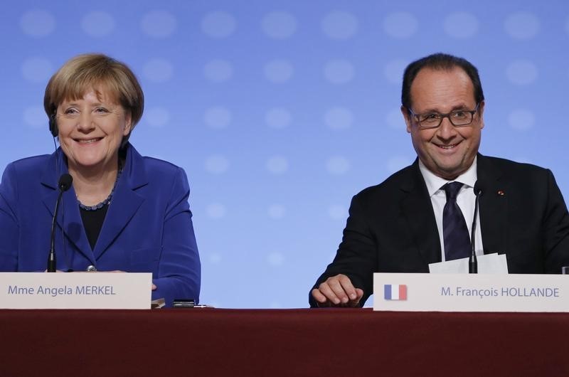 © Reuters. French President Francois Hollande and German Chancellor Angela Merkel attend a news conference at a summit to discuss the crisis in Ukraine at the Elysee Palace in Paris