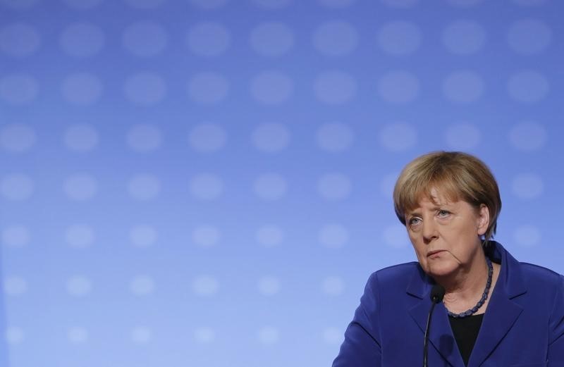 © Reuters. German Chancellor Angela Merkel attends a news conference at the end of a summit to discuss the crisis in Ukraine at the Elysee Palace in Paris