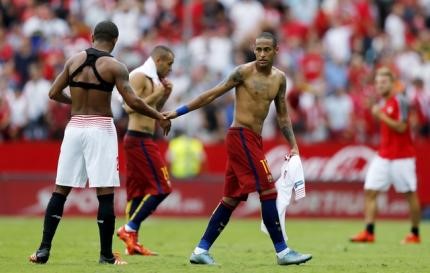 © Reuters. Sevilla propina a Barcelona su segunda derrota consecutiva como visita en La Liga de España