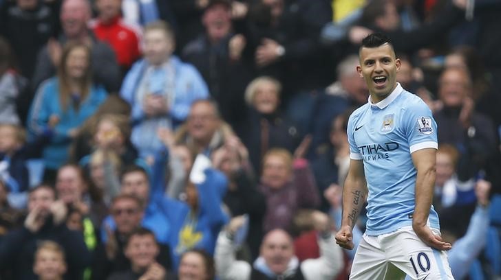 © Reuters. Agüero anota cinco goles en aplastante victoria del Manchester City ante Newcastle