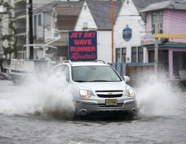 © Reuters. Huracán Joaquín deja las Bahamas, EEUU se prepara para posibles inundaciones