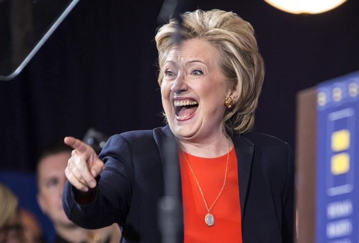 © Reuters. Hillary Clinton se ríe de sí misma en "Saturday Night 