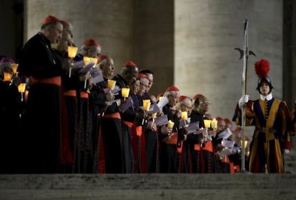 © Reuters. Papa inaugura sínodo; pide una Iglesia abierta pero no en favor del matrimonio gay