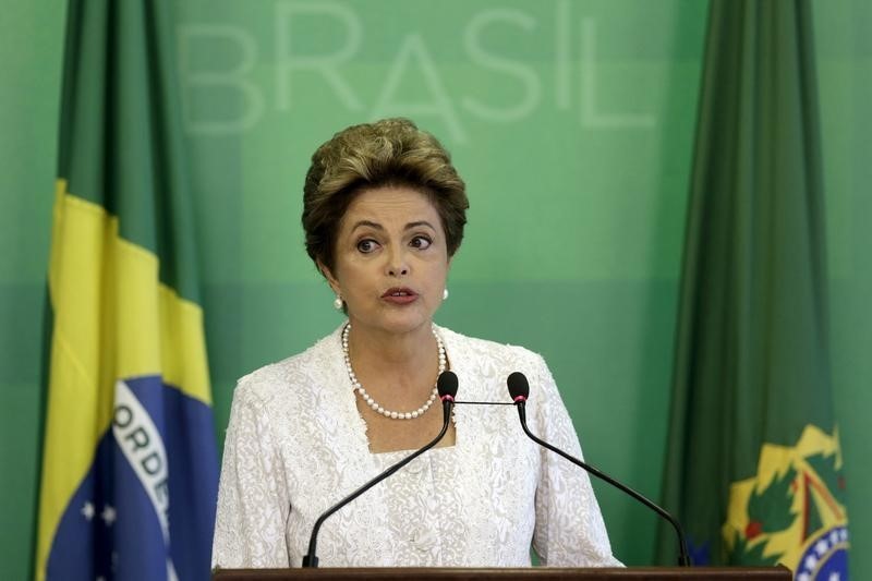 © Reuters. Brazil's President Dilma Rousseff speaks during a press conference to announce cabinet reshuffle at the Planalto Palace in Brasilia