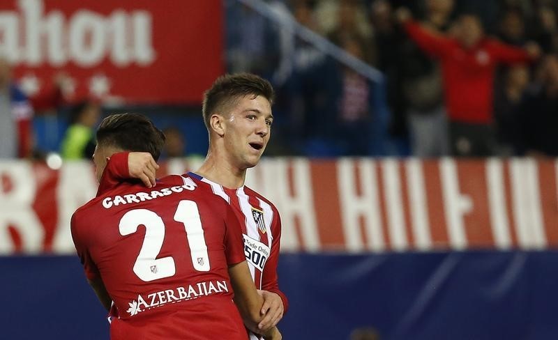 © Reuters. Luciano Vietto del Atlético de Madrid celebra tras anotar durante su encuentro contra el Real Madrid, Madrid 