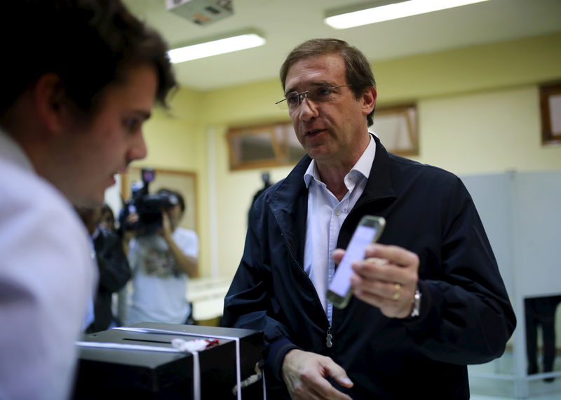 © Reuters. Pedro Passos Coelho, primer ministro de Portugal en un centro de votación en Massama