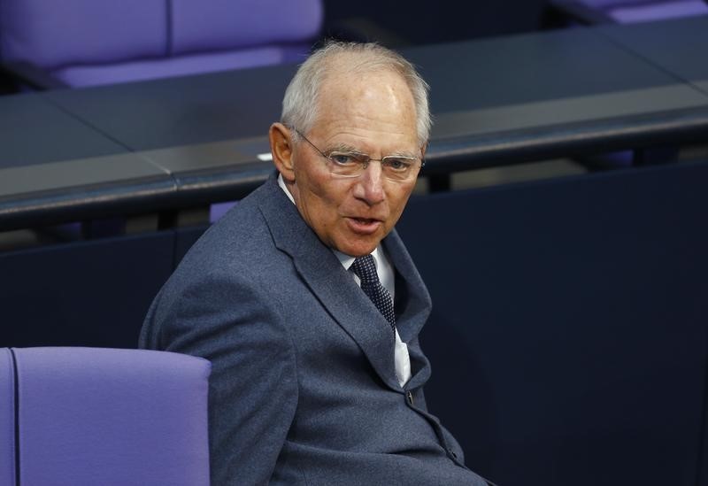 © Reuters. El ministro de Finanzas alemán, Wolfgang Schaeuble, llegando a una sesión del Bundestag en Berlín