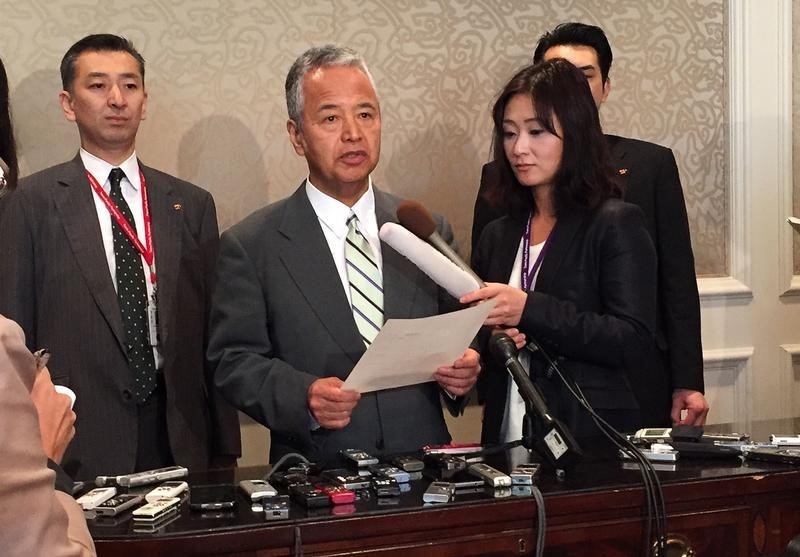 © Reuters. Japanese Economy Minister Akira Amari speaks to media during a break in the Trans-Pacific Partnership talks in Atlanta