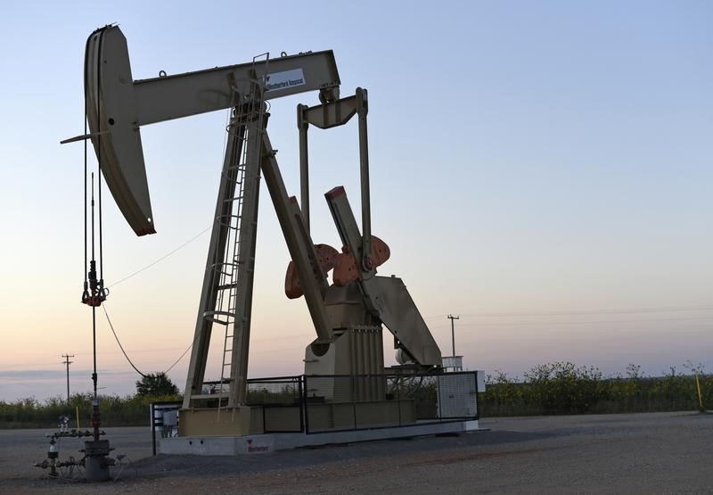 © Reuters. A pump jack operates at a well site leased by Devon Energy Production Company near Guthrie, Oklahoma