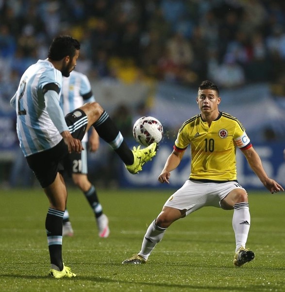 © Reuters. Colombia excluye a un lesionado James Rodríguez y no representará a su selección