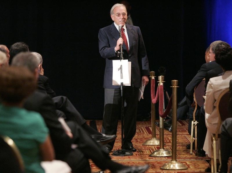 © Reuters. Nelson Peltz, one of the principles of the Trian Group, addresses the audience at the H.J. Heinz Co. annual shareholder's meeting in Pittsburgh