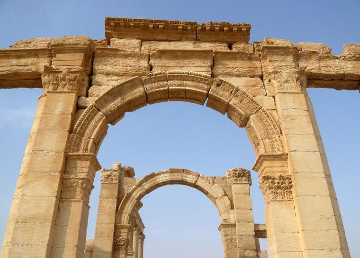 © Reuters. El Estado Islámico dinamita el Arco del Triunfo de Palmira, en Siria