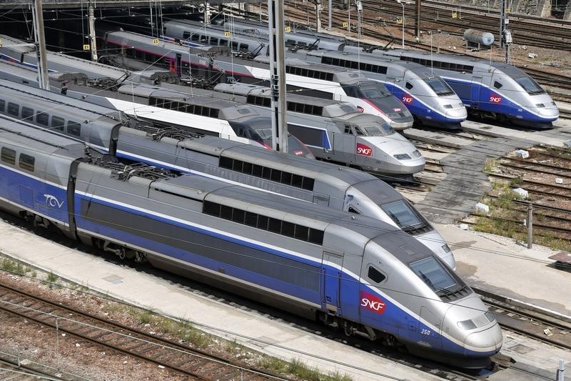 © Reuters. TGV trains are parked at a SNCF depot station in Charenton-le-Pont near Paris