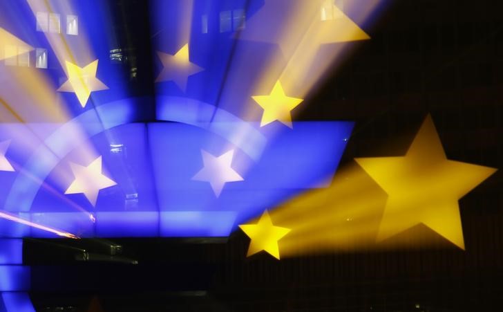 © Reuters. The famous euro sign landmark is photographed outside the former headquarters of the European Central Bank (ECB) in Frankfurt