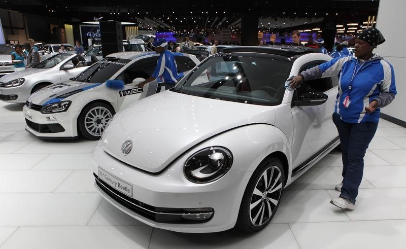 © Reuters. A worker cleans a 2012 Volkswagen 21st Century Beetle during the Johannesburg International Motor Show