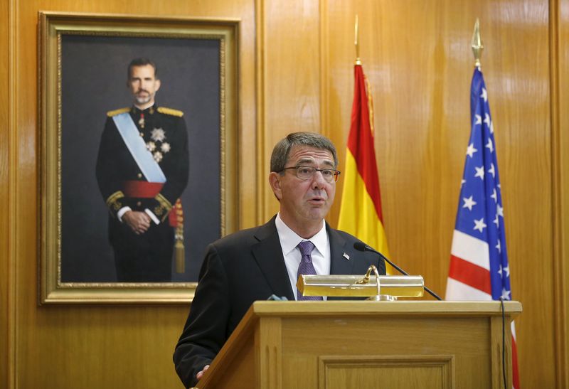 © Reuters. U.S. Defense Secretary Ash Carter delivers a speech during a conference with his Spanish counterpart Pedro Morenes in Madrid, Spain