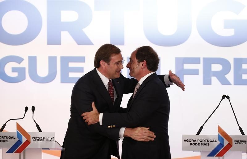 © Reuters. Portugal's Prime Minister and Social Democratic party leader Pedro Passos Coelho embraces deputy prime minister Paulo Portas after polls closed in a general election in Lisbon