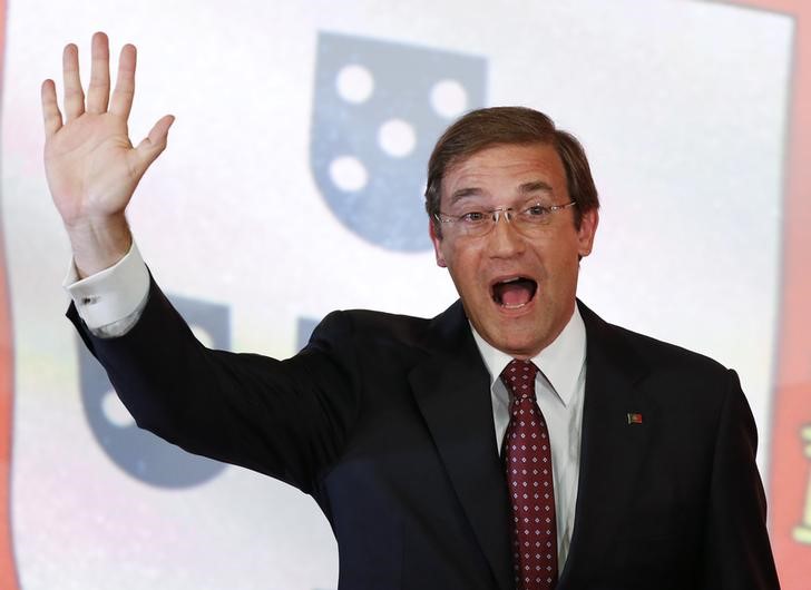 © Reuters. Portugal's Prime Minister and Social Democratic party leader Pedro Passos Coelho gestures to supporters after polls closed in a general election in Lisbon