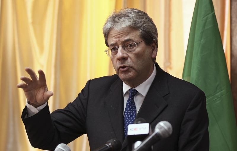 © Reuters. Italy's Foreign Minister Gentiloni addresses a news conference in Ethiopia's capital Addis Ababa