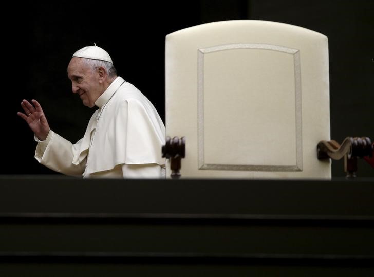 © Reuters. Papa Francisco saindo de missa no Vaticano