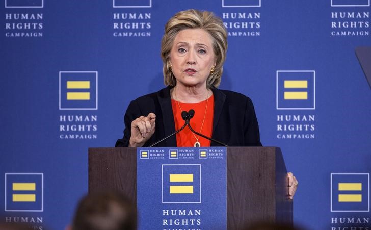 © Reuters. Democratic presidential candidate Clinton makes a point during a speech to supporters at the Human Rights Campaign in Washington