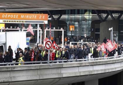 © Reuters. Striking employees of Air France demonstrate at the Charles de Gaulle International Airport in Roissy