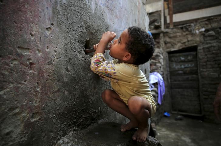 © Reuters. Criança em bairro pobre no Cairo, Egito