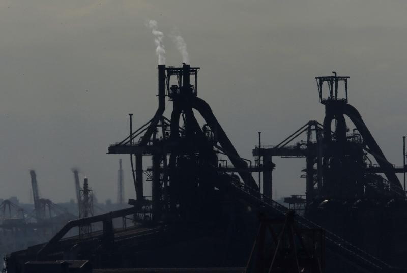 © Reuters. Smoke rises from chimneys of JFE's steel factory at Keihin industrial zone in Kawasaki