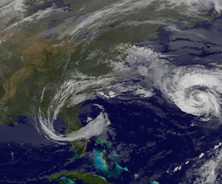 © Reuters. Imagens de satélite do furacão Joaquin próximo a costa dos Estados Unidos