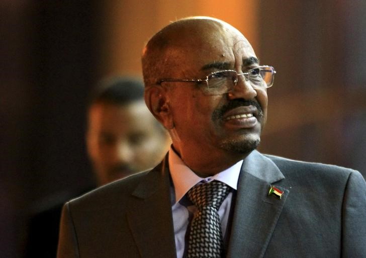 © Reuters. Sudan's President Omar al-Bashir waits to welcome Uganda's President Yoweri Museveni at Khartoum Airport