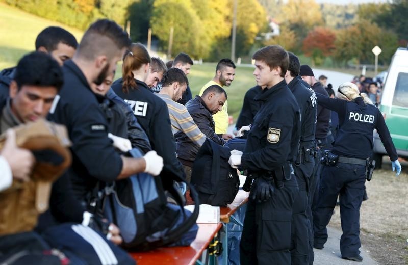 © Reuters. Migrants are controlled by German police officer near Breitenberg