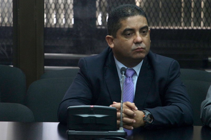 © Reuters. Monzon Rojas, former private aide of former VP Baldetti, looks on during a court hearing at the Supreme Court in Guatemala City