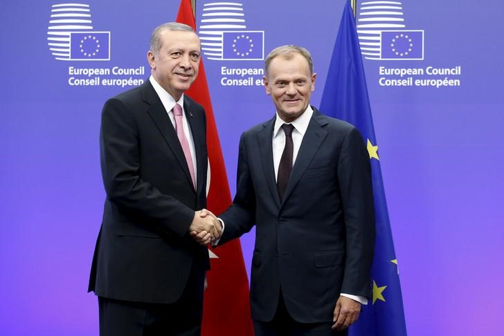 © Reuters. Presidente turco Erdogan cumprimenta Tusk, da UE, em Bruxelas